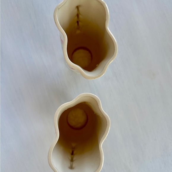 1950’S SET/2 , FLORAL VASES. SOFT CREAM COLOR WITH ONE SIDED FLORAL DESIGN. - Picture 6 of 12